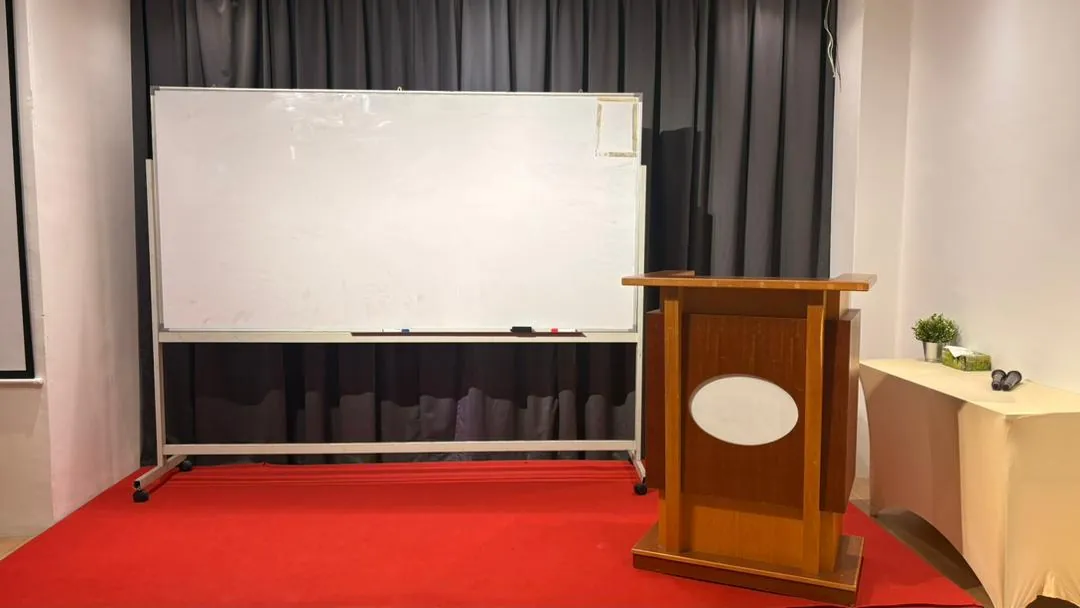 Papan Putih Kaca Magnetik dan Rostrum Penceramah Calestra