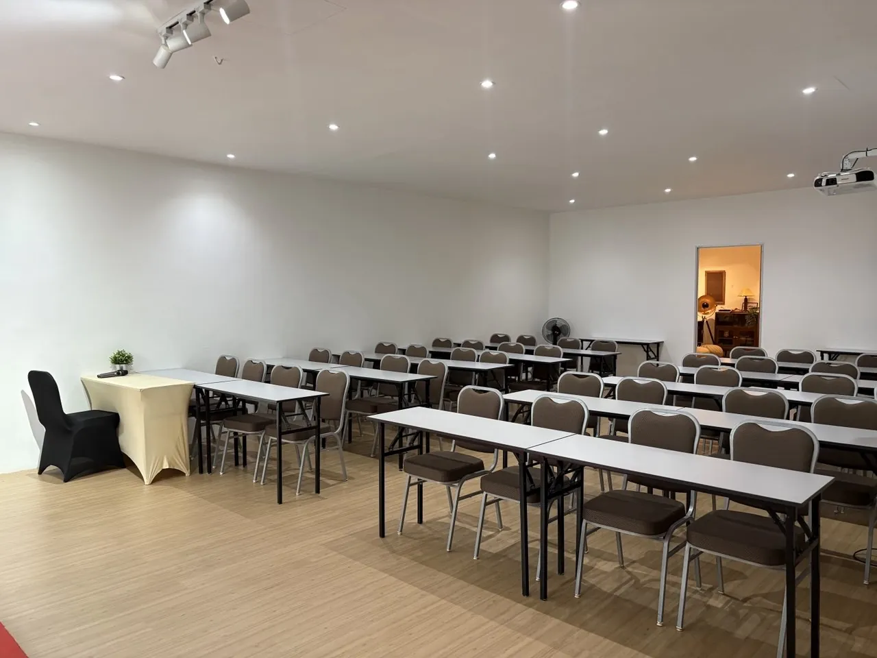 Foto suasana bilik latihan seminar Calestra Taman Molek Johor Bahru